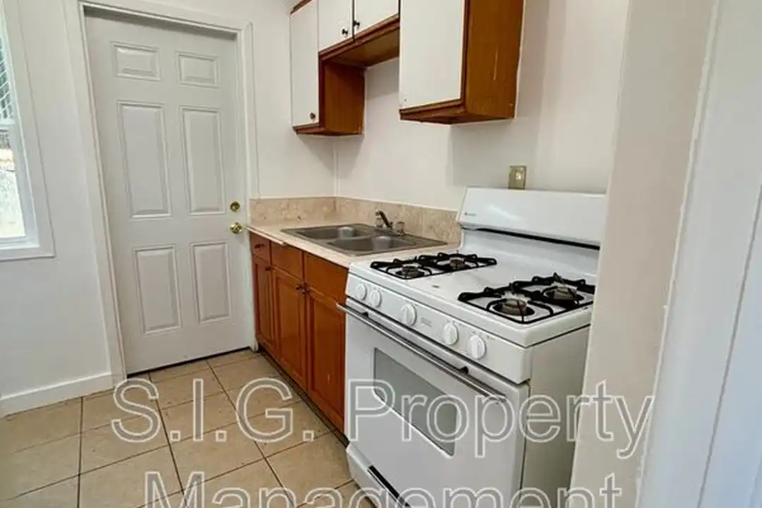 10156 Helendale Ave - More