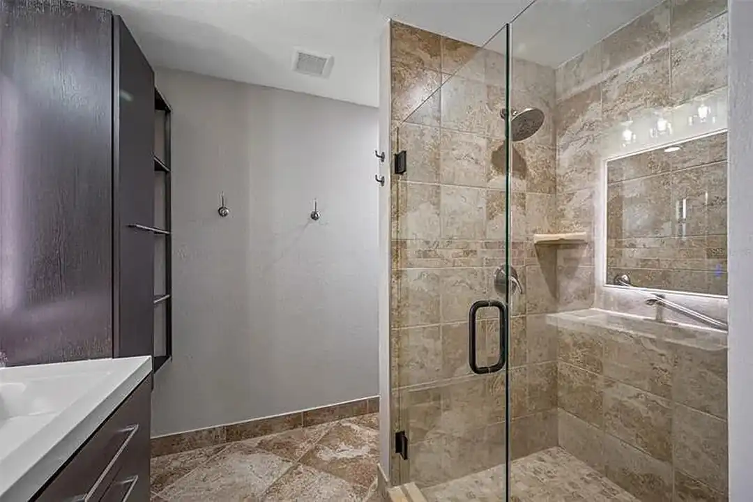 3910 W Pine St – další
