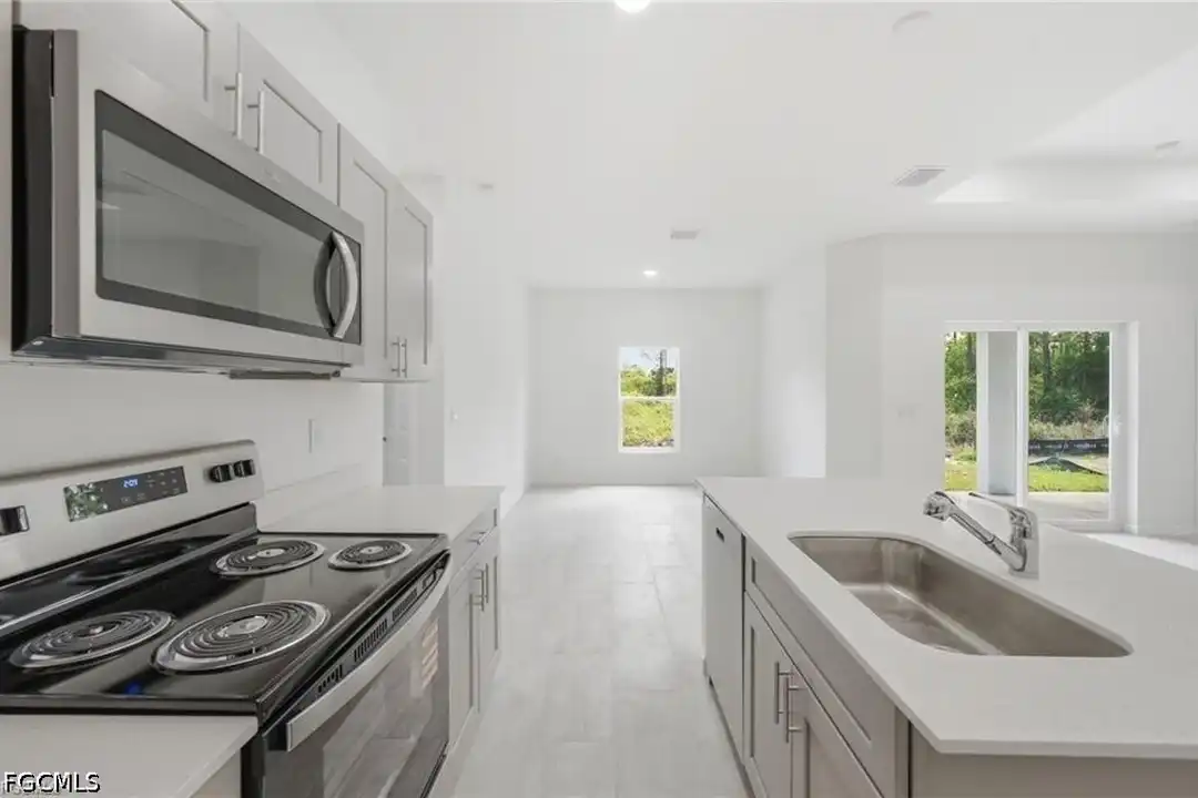 1018 Kent St E - More