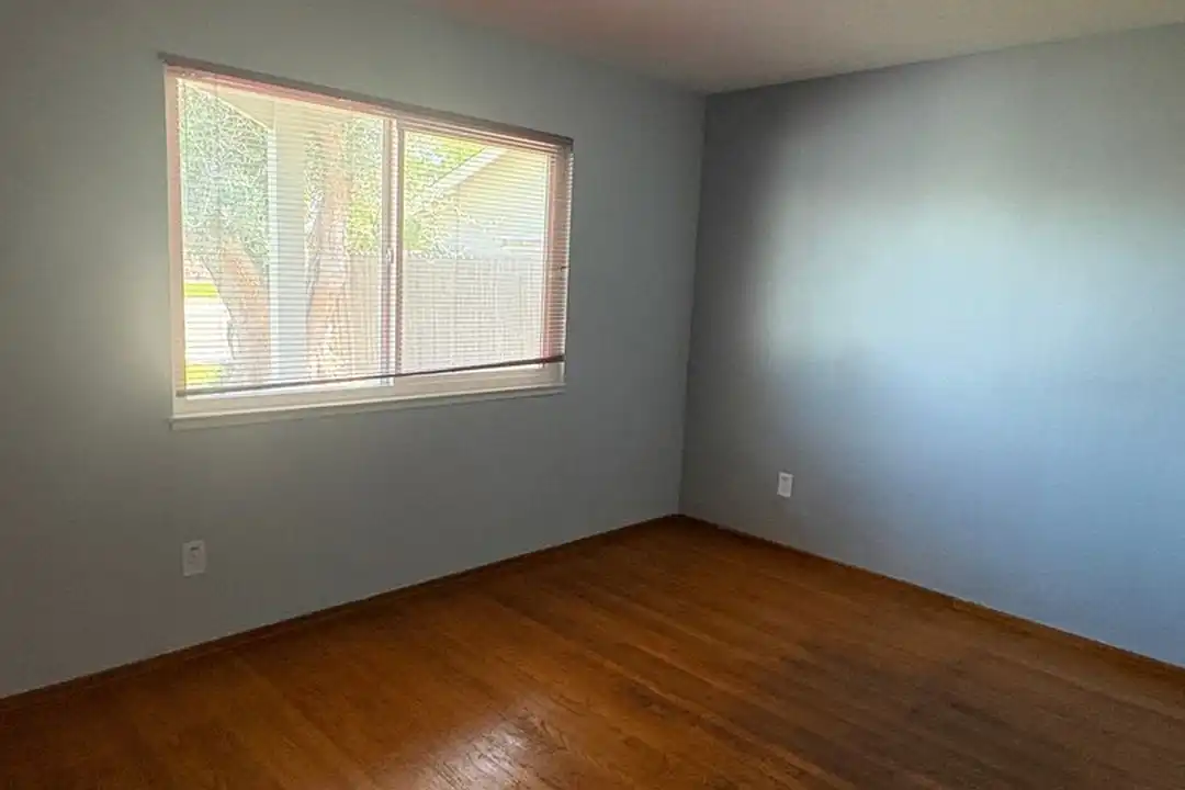 House in Sacramento, College/Glen - More