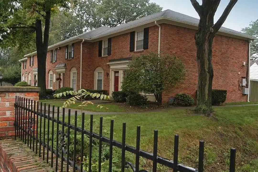 Jamestown Apartments & Townhomes – photo 1