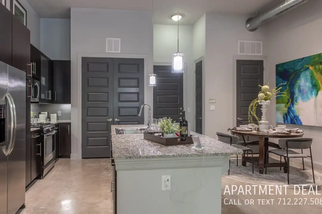 Apartment in Houston, Highland Village, Greenway - View 2