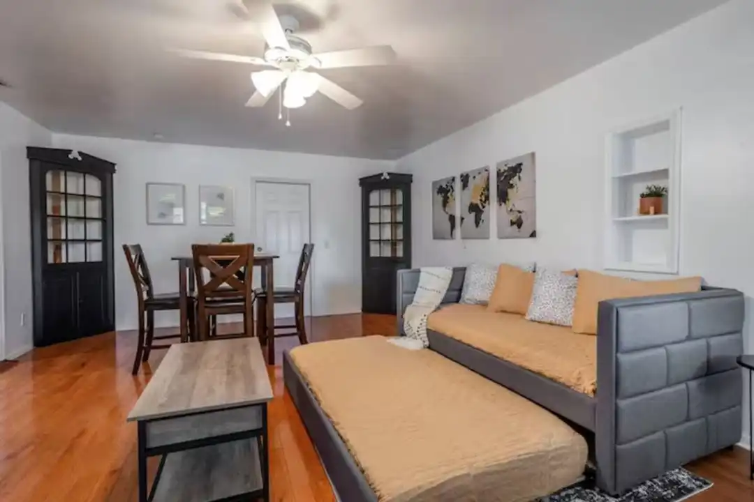 3120 Peel Ave unit 1094213P – pohled 2