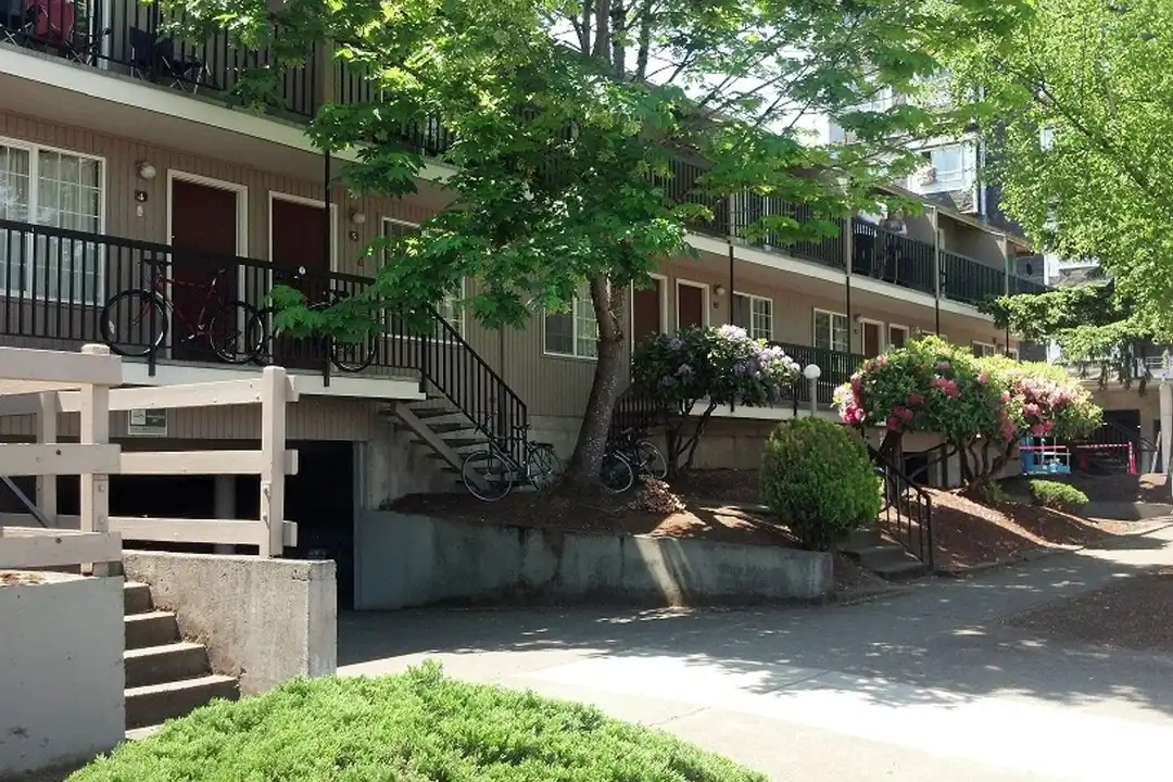 Hayward – photo 1