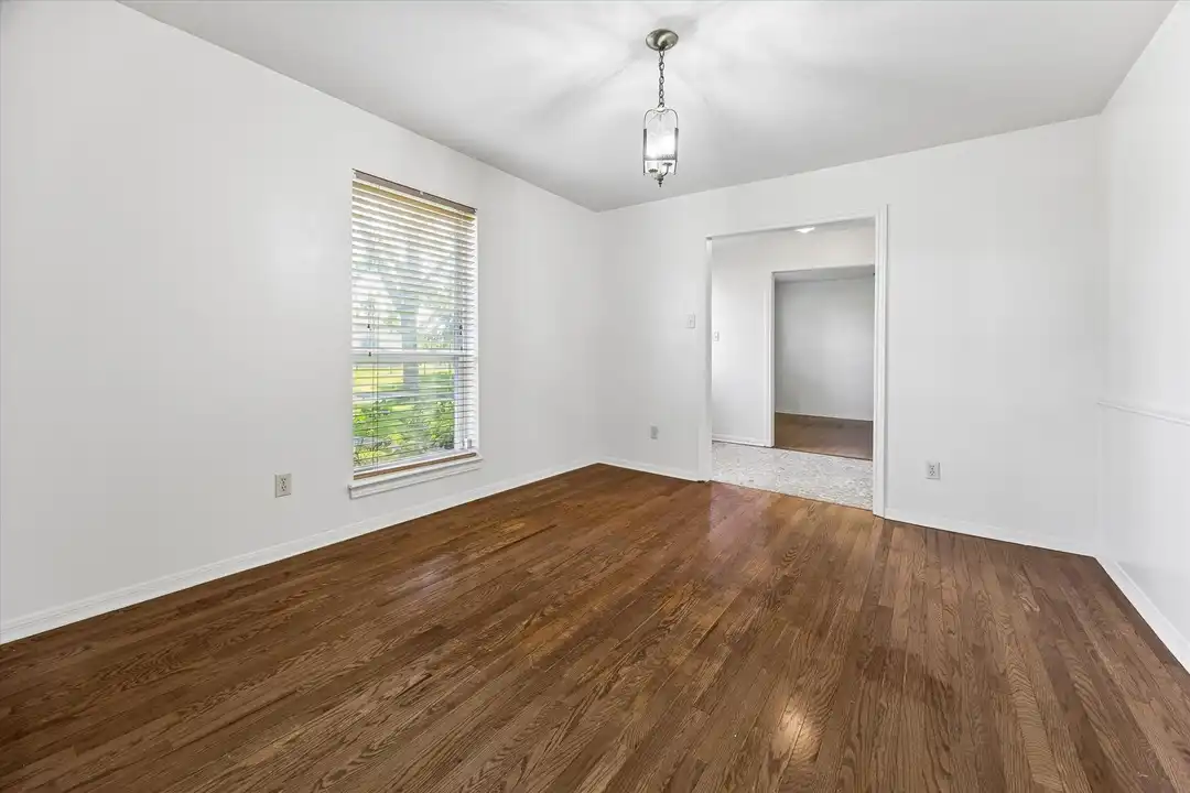 3232 Parkwood Dr - View 6