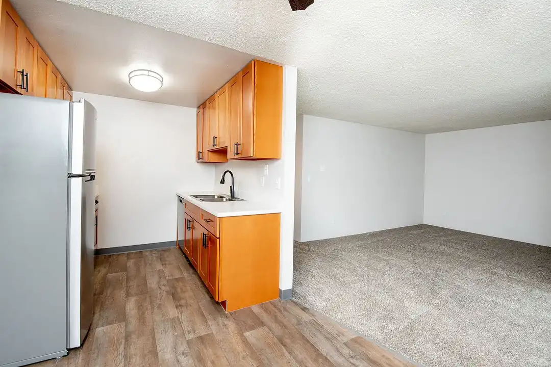 Apartment in University Place - More