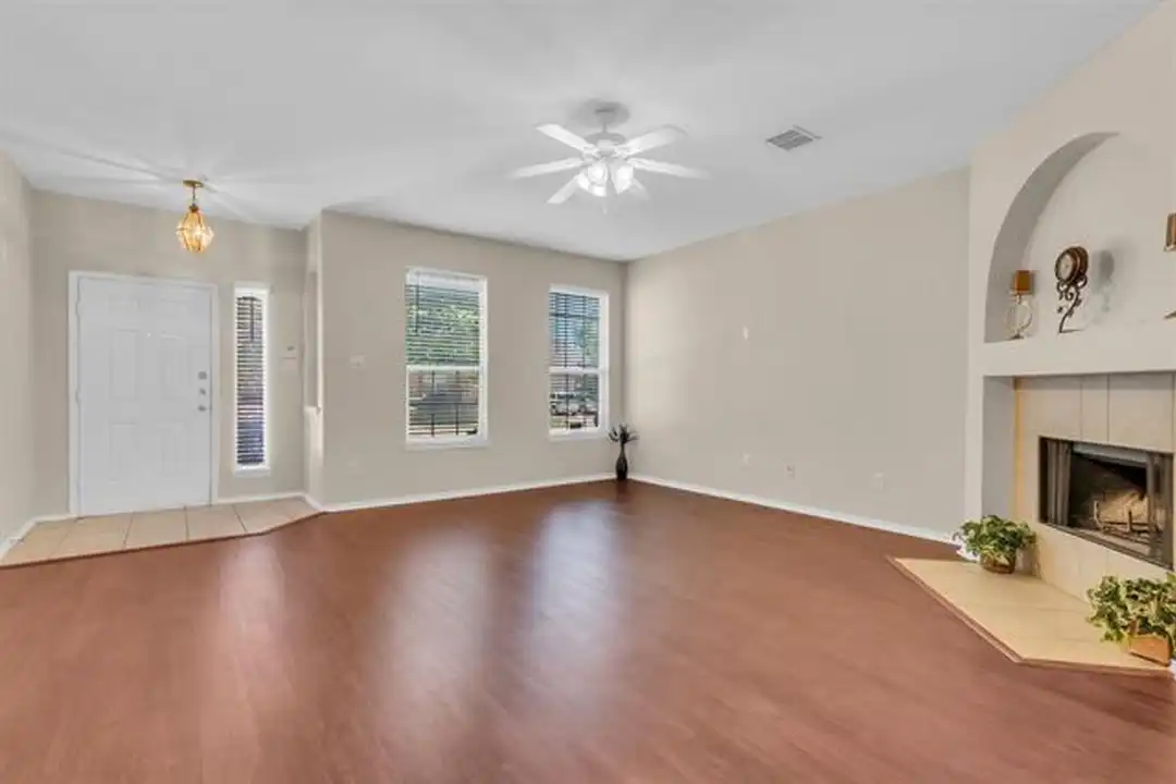 10217 Pear St - More
