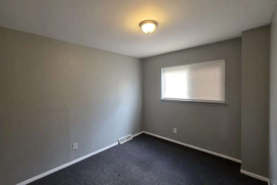 22649 Frisbee St – pohled 6