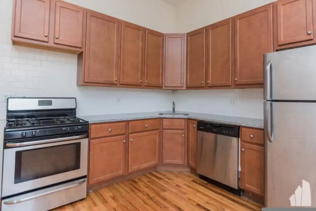 2454 N Southport Ave – pohled 2