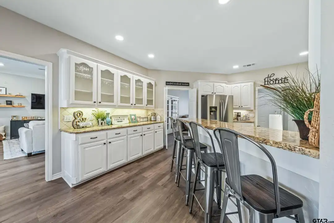 602 Windover Ln - More