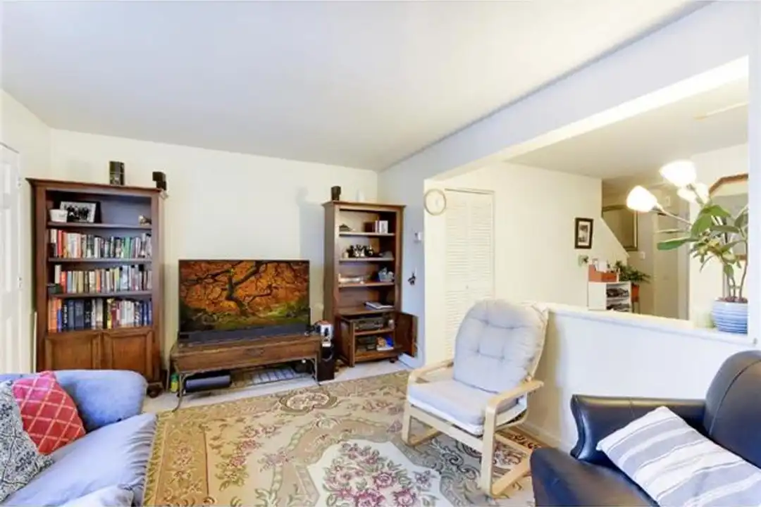 427 SE 8th Ave - View 6