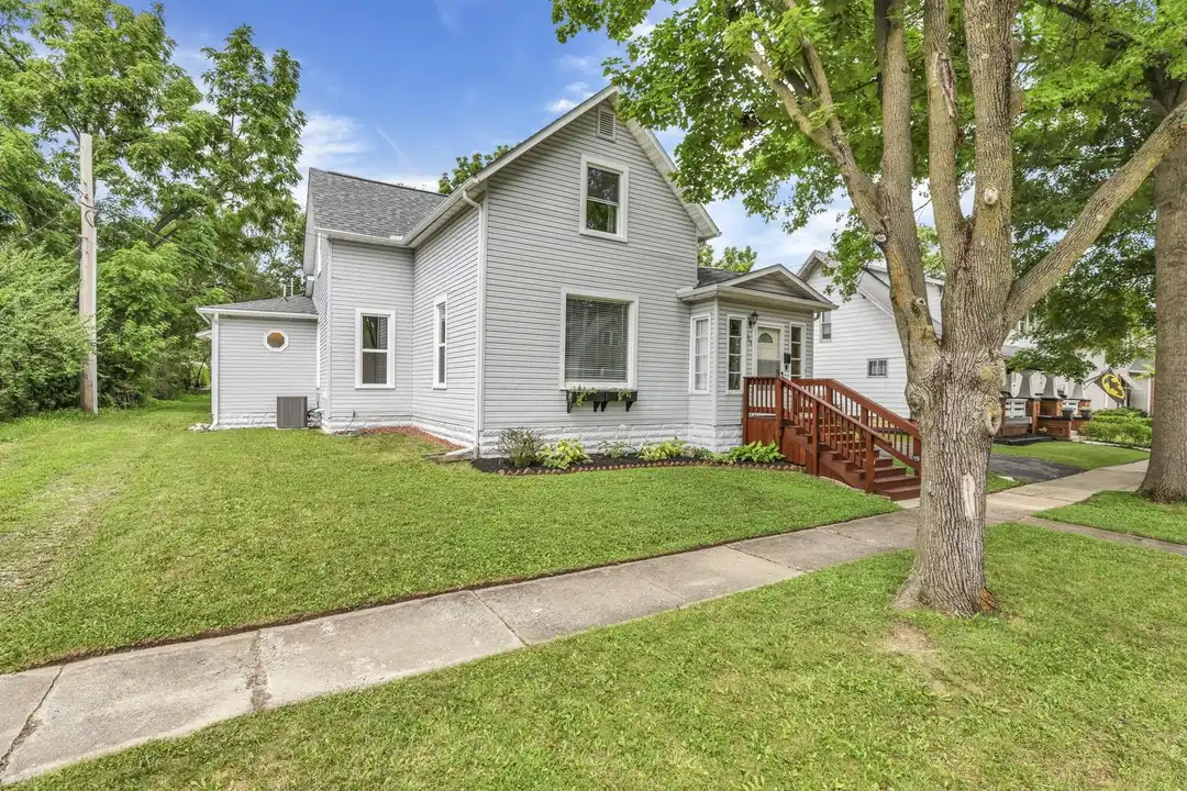 426 W 6th St – photo 1