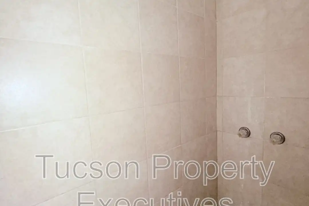 Apartment in Tucson - More