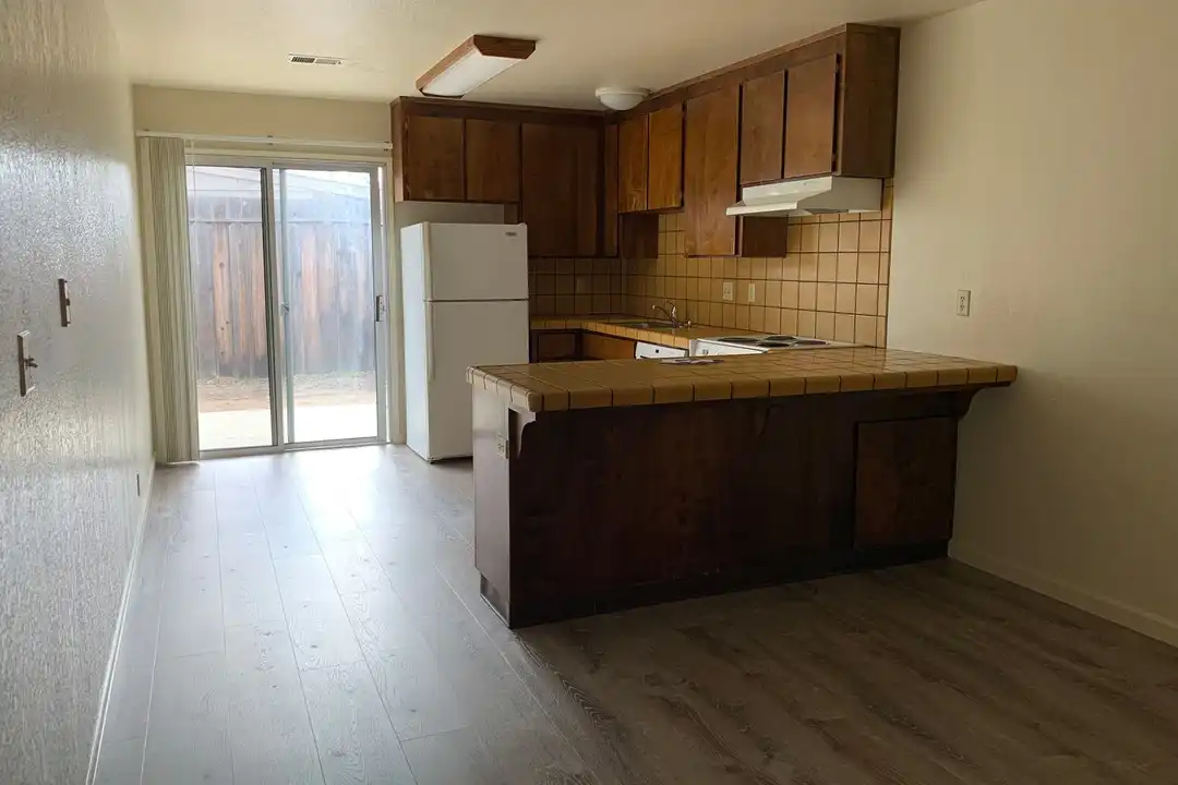 1591 Highland Dr unit 6 - More