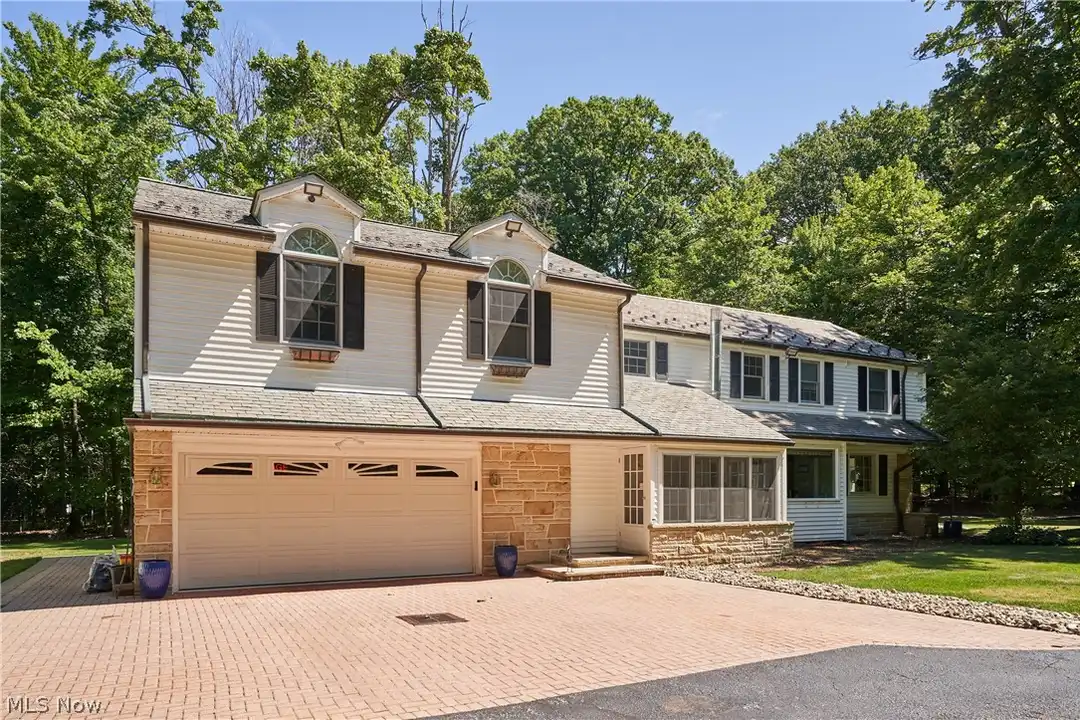 6933 Gates Rd – photo 1 of 18