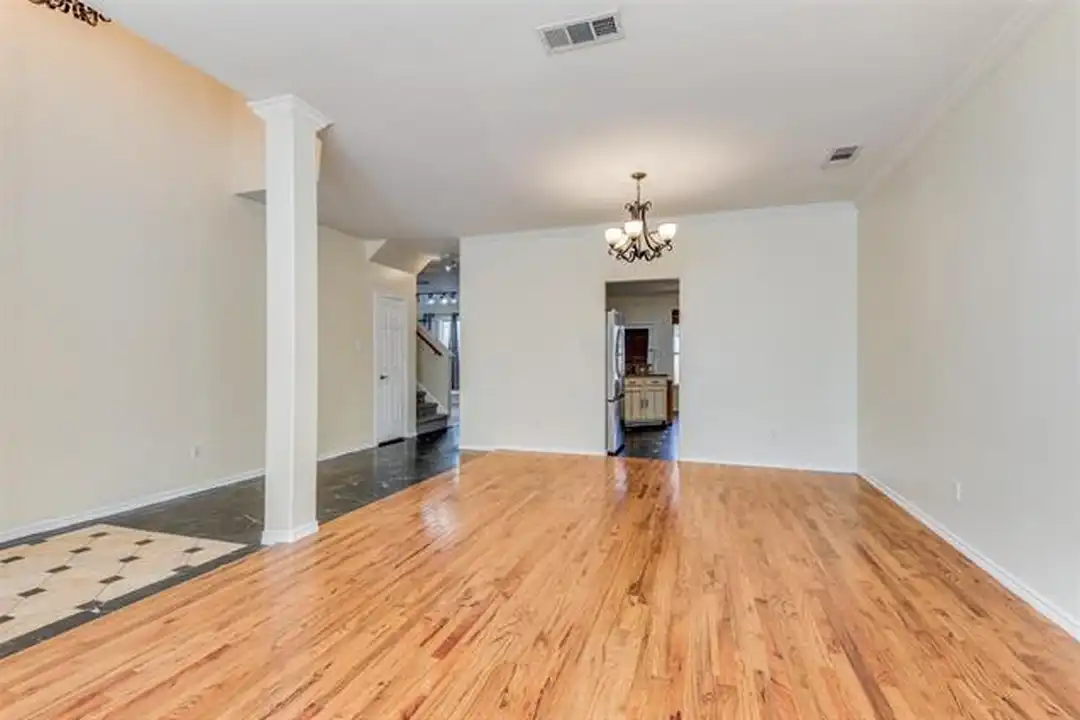 911 Harwood Ct - View 4