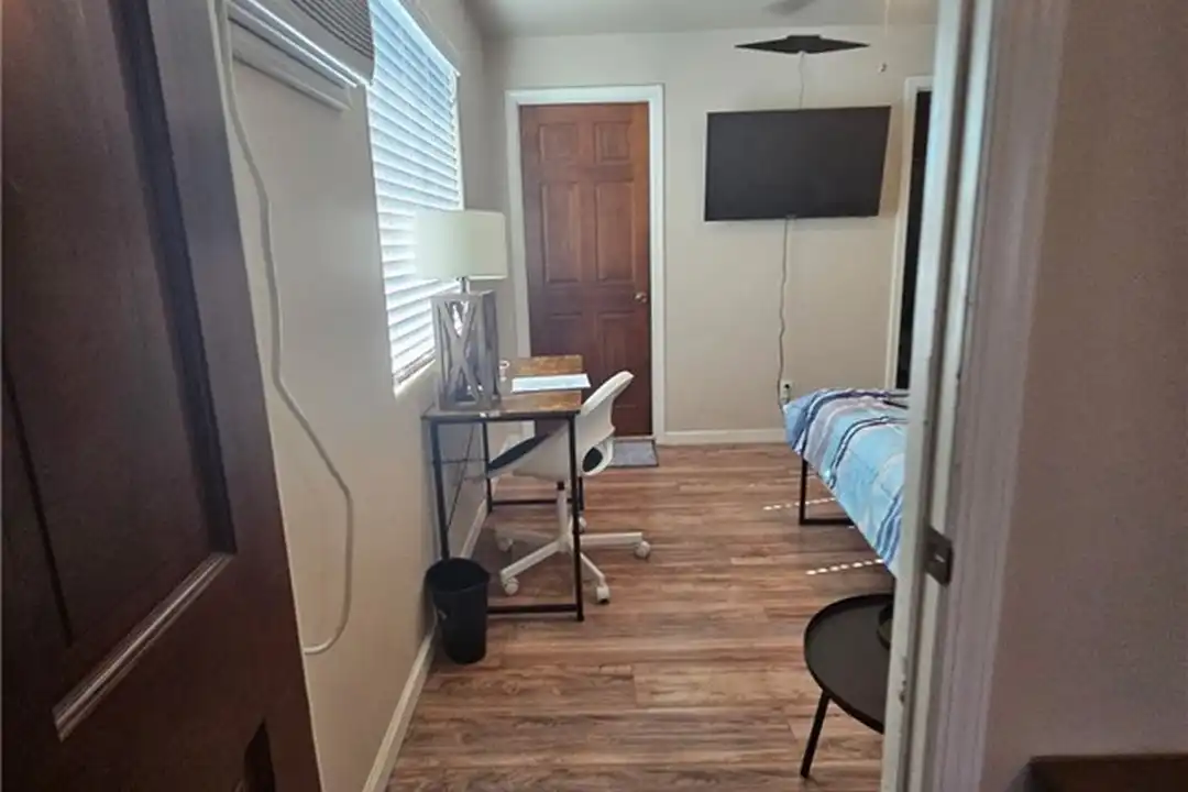 820 Jackson St - View 3