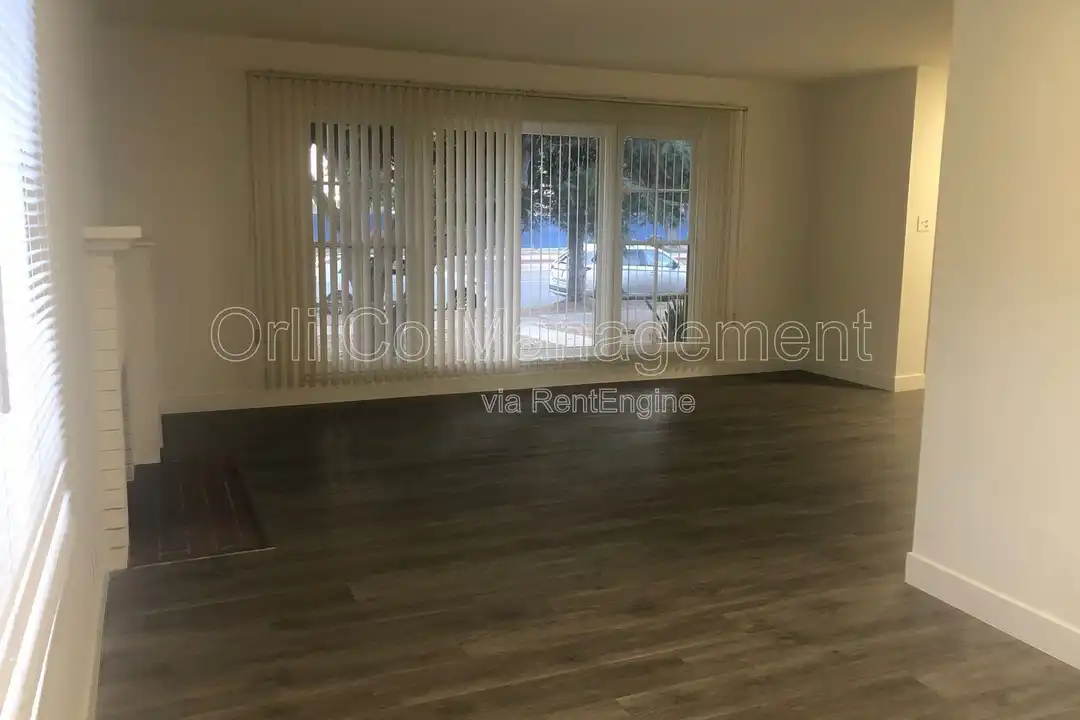 6500 Balboa Blvd - View 3