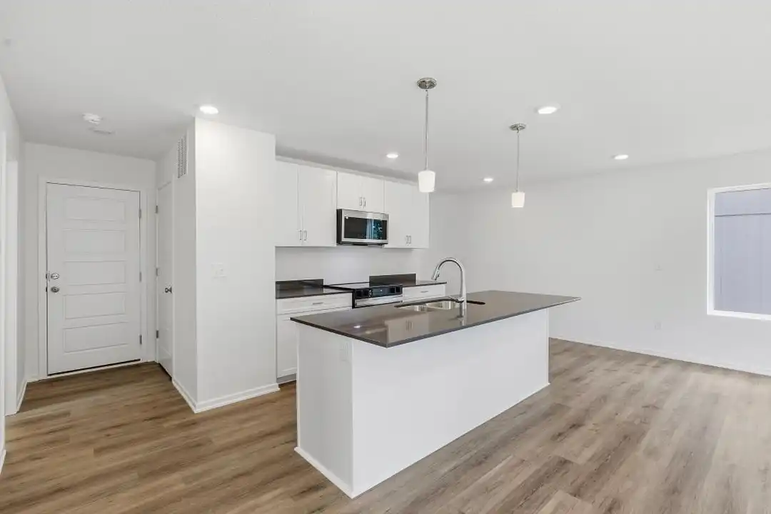 8724 SW Edgewater Dr - View 6