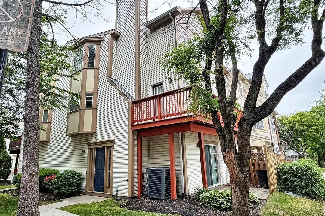 4100 Hunters Hill Cir unit 4100 – photo 1 of 17