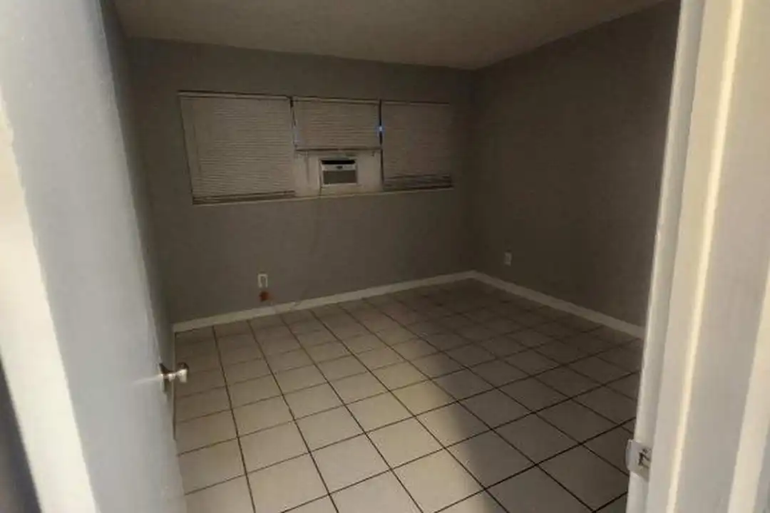 2917 Middle River Dr - View 3