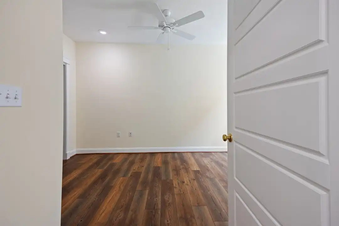 913 Greenway Ct unit 02 - View 4