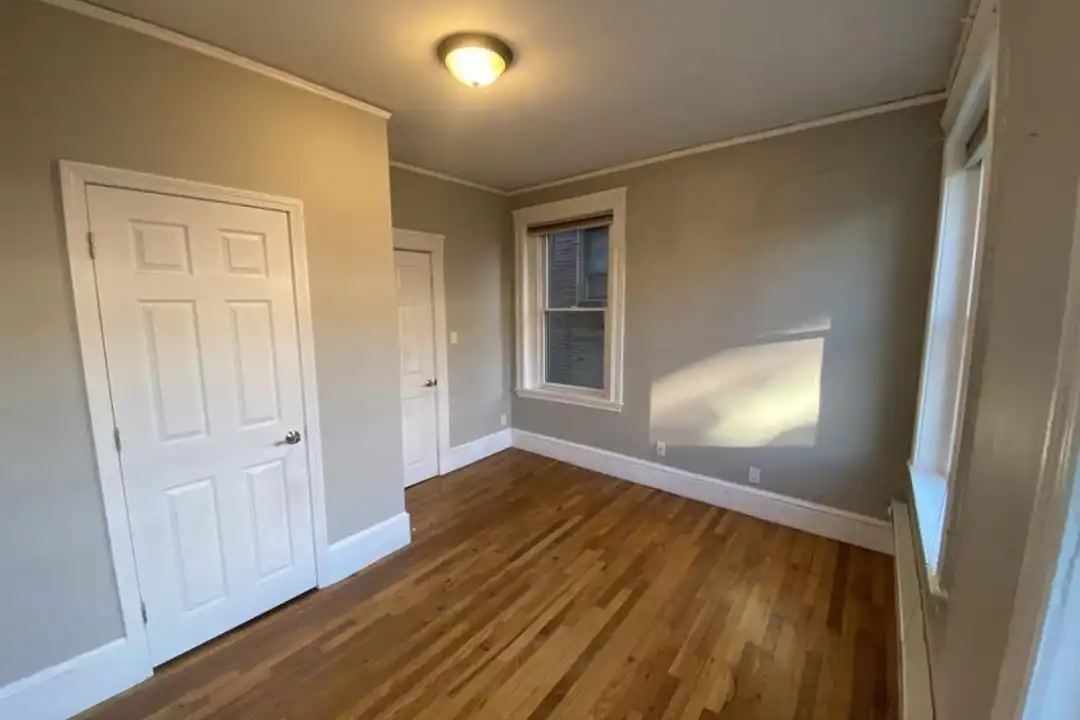 422 Hanover St - More