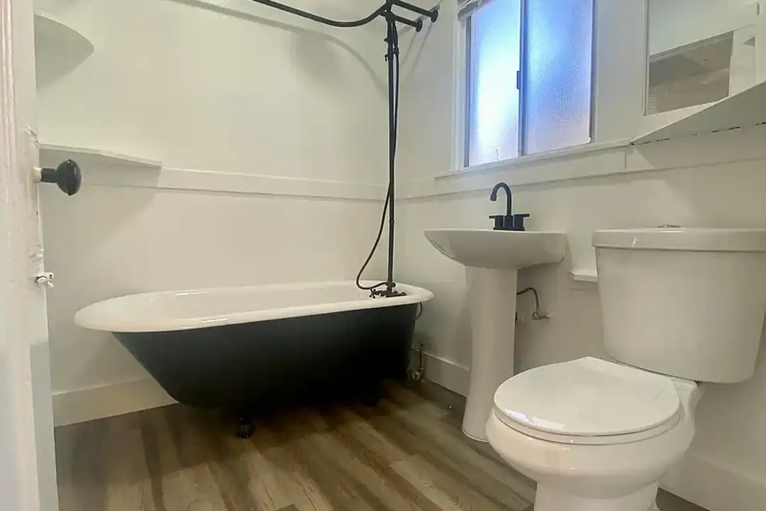 323 E 15th St unit 325 - View 3