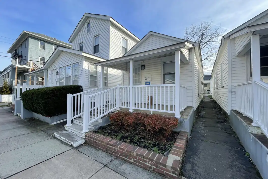 94 Poplar Ave - View 2