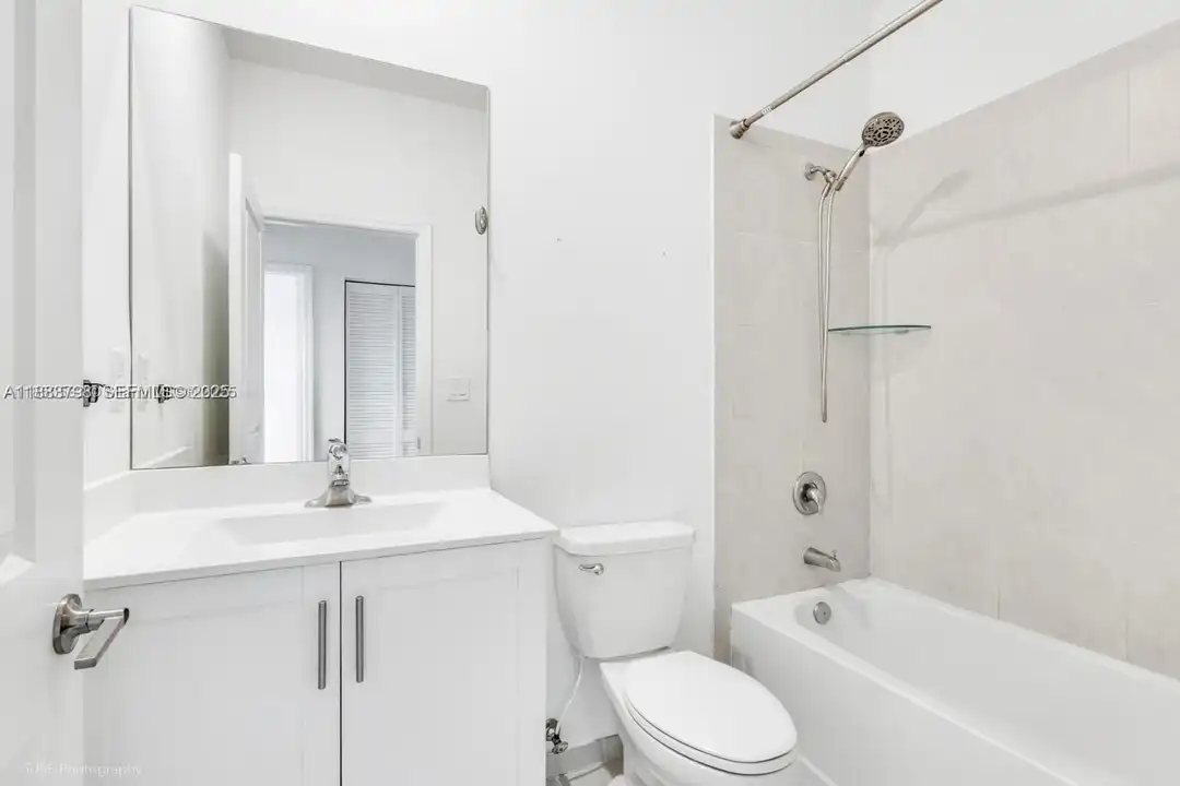 806 NE 211th St - View 2