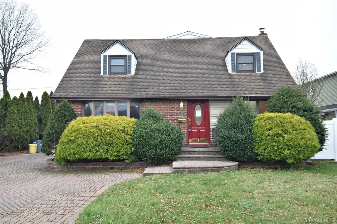 37 Amby Ave – photo 1 of 13