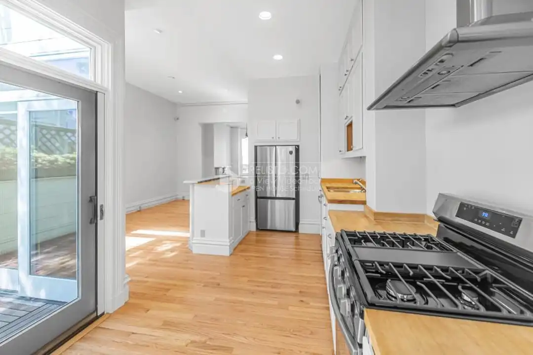 569 Capp St - View 2