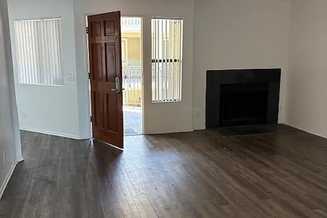 Apartment in Long Beach - More