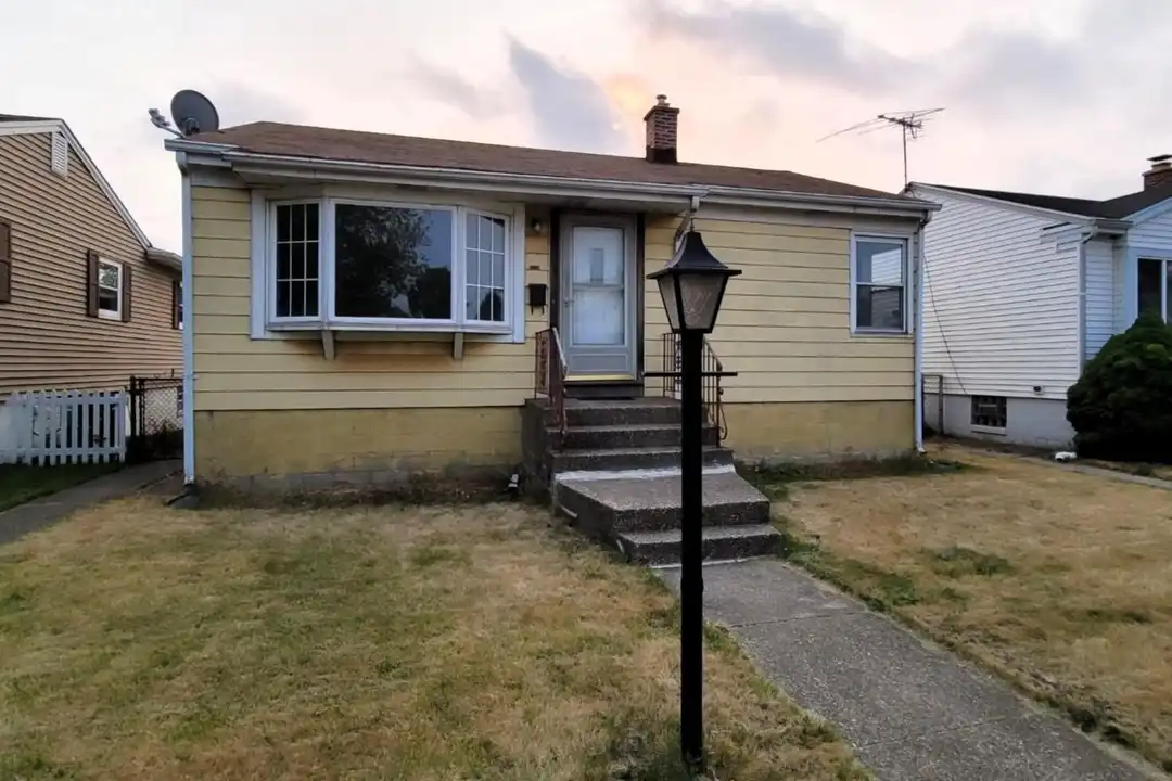 2716 White Oak Ave – photo 1 of 18