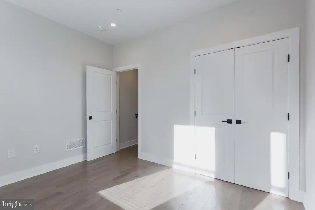 5126 Malcolm St - More