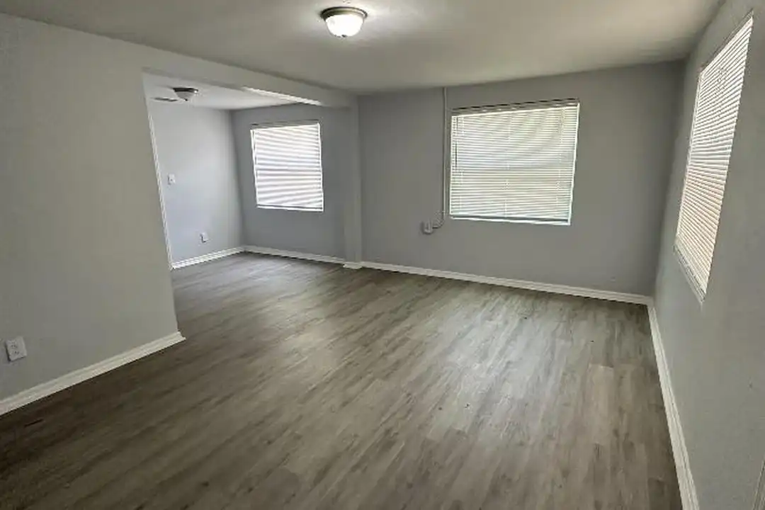 9050 7th Ave – další