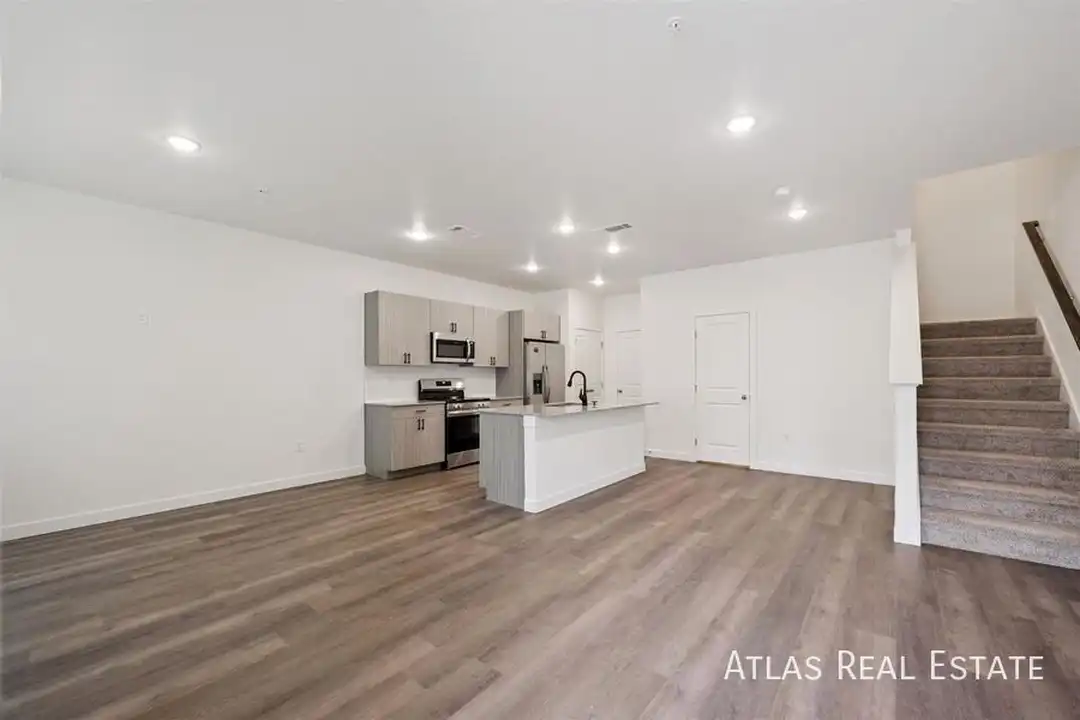 646 Homestead Ave - View 3