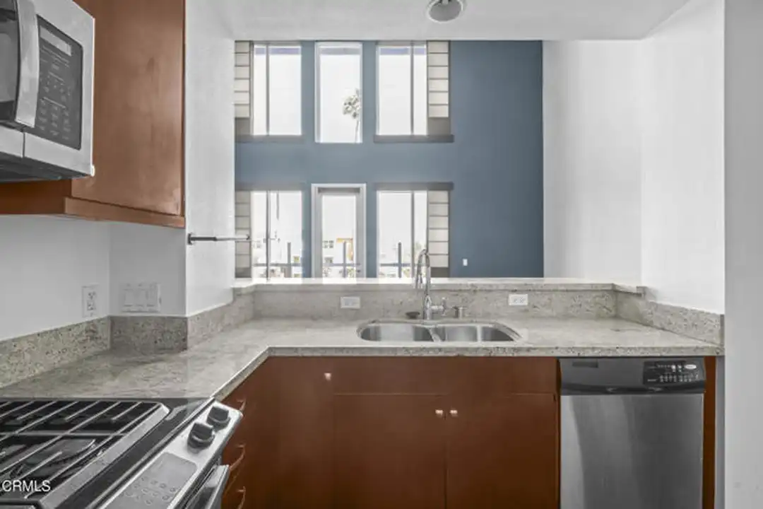 1901 Victoria Ave unit 201 - More