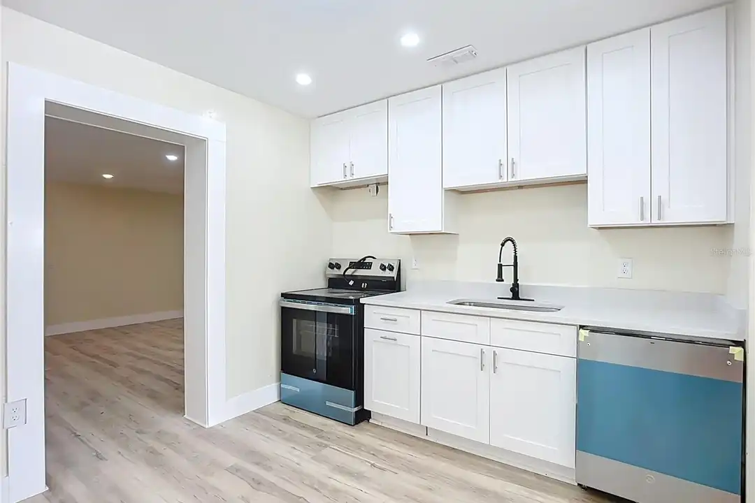 4513 W Gray St – pohled 4