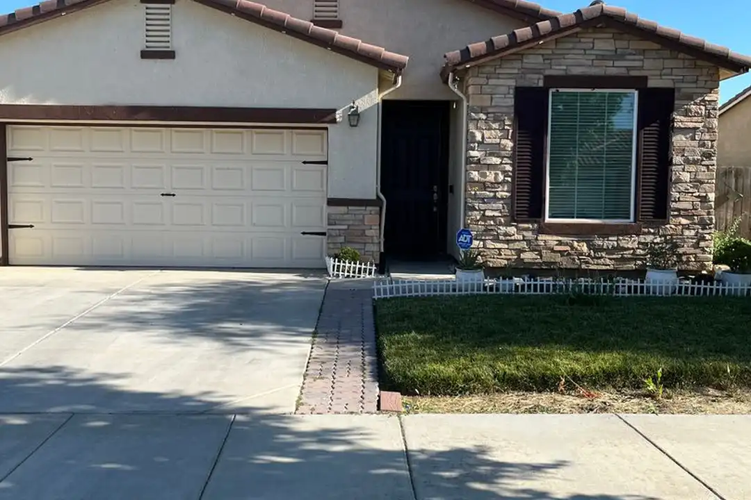 2487 N Mountainside Dr - More
