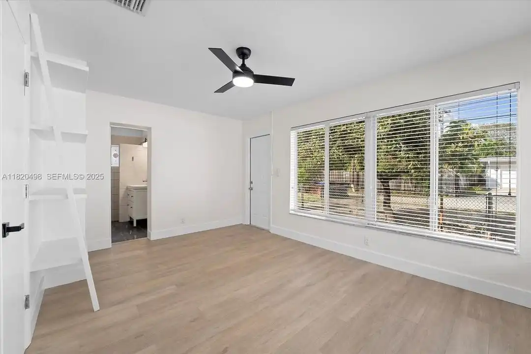 Apartment in Hollywood - More