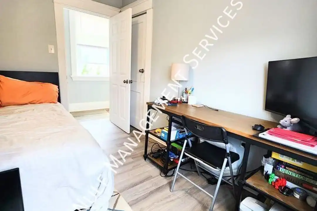 Apartment in Pittsburgh - More
