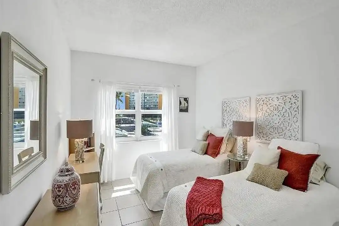 400 N Riverside Dr - View 2