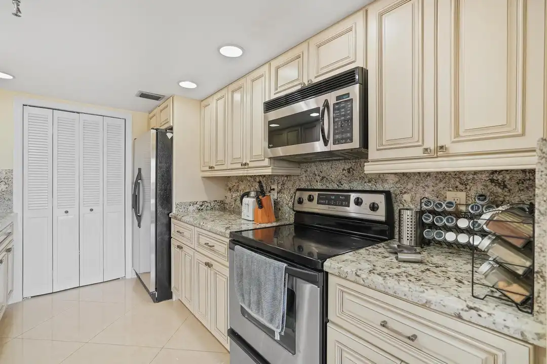 859 Jeffery St #506 - More