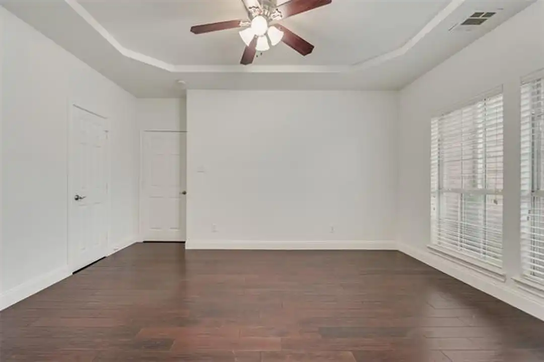 214 Sherwood Dr - More