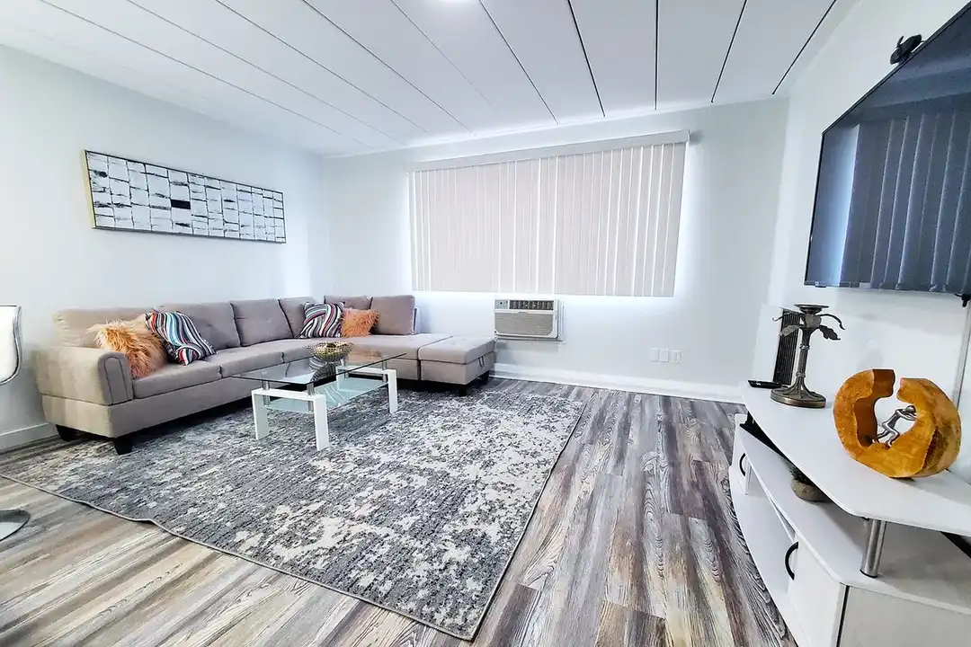 Shorewood Apartments – photo 1