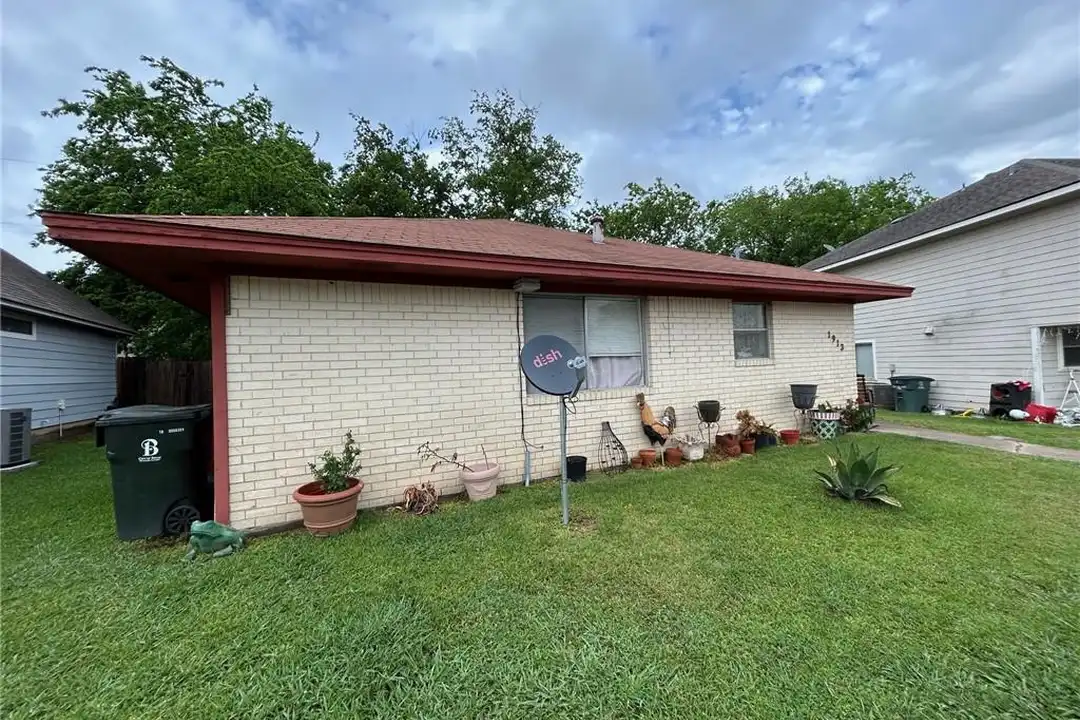 1913 Pine Tree Dr unit A – photo 1