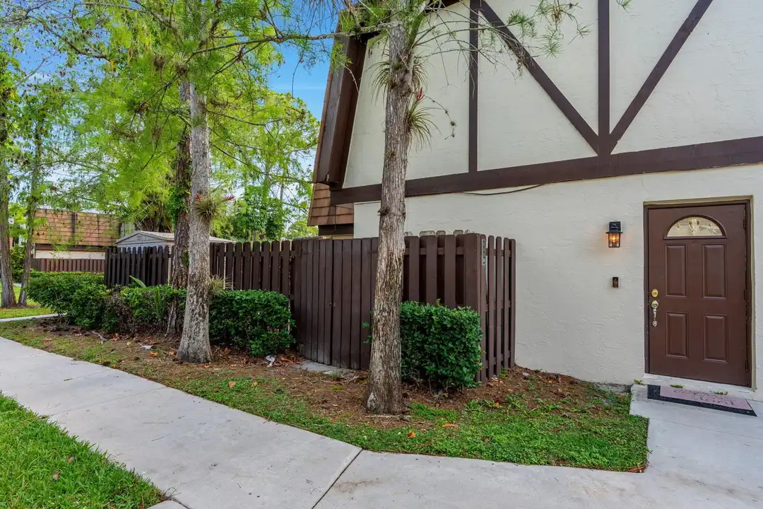 111 Weybridge Cir - View 3