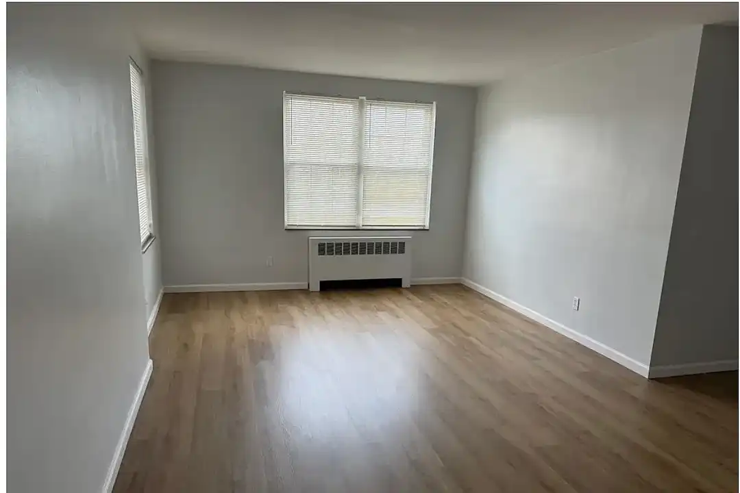 3290 Warrensville Center Rd, Shaker Heights – photo 1