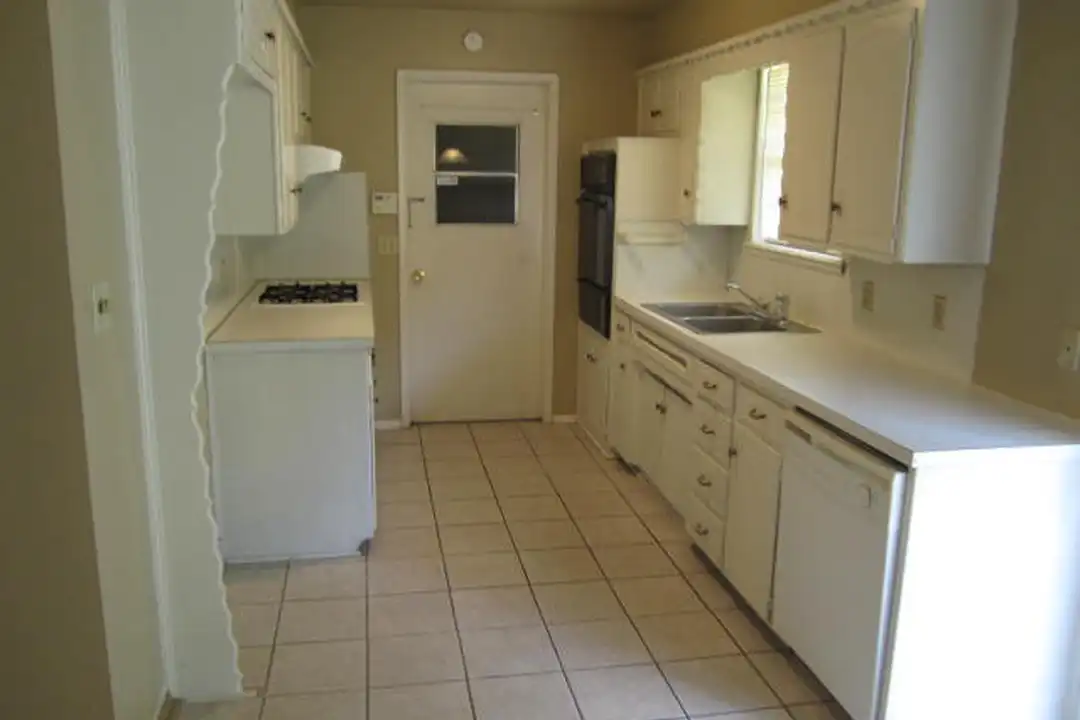 8313 NW 37th St - View 3
